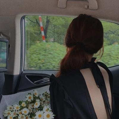 当红小花又出大瓜：新恋情浮出水面，评论区沦陷，连续多日
