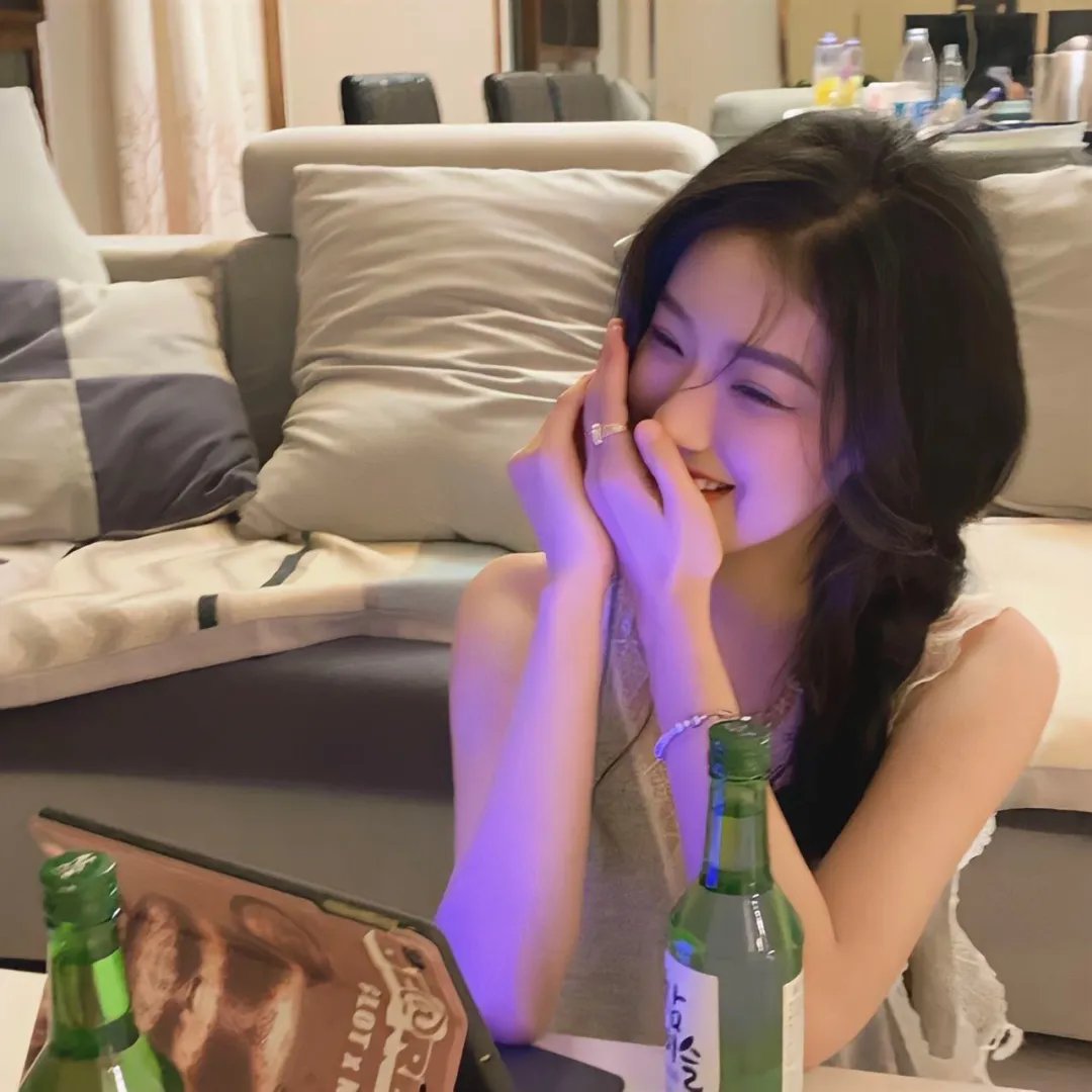 当红男星机场牵手女助理，经纪人连夜公关，三天三夜持续发酵
